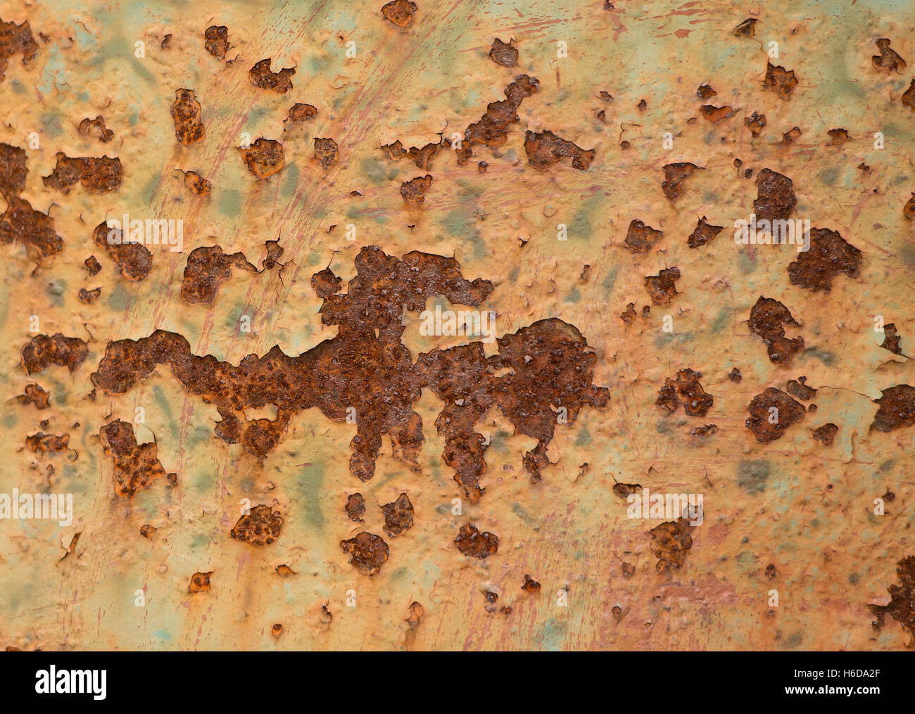 Rusty piastra metallica con la vernice scrostata con età renderebbe una texture o sovrapposizione. Foto Stock