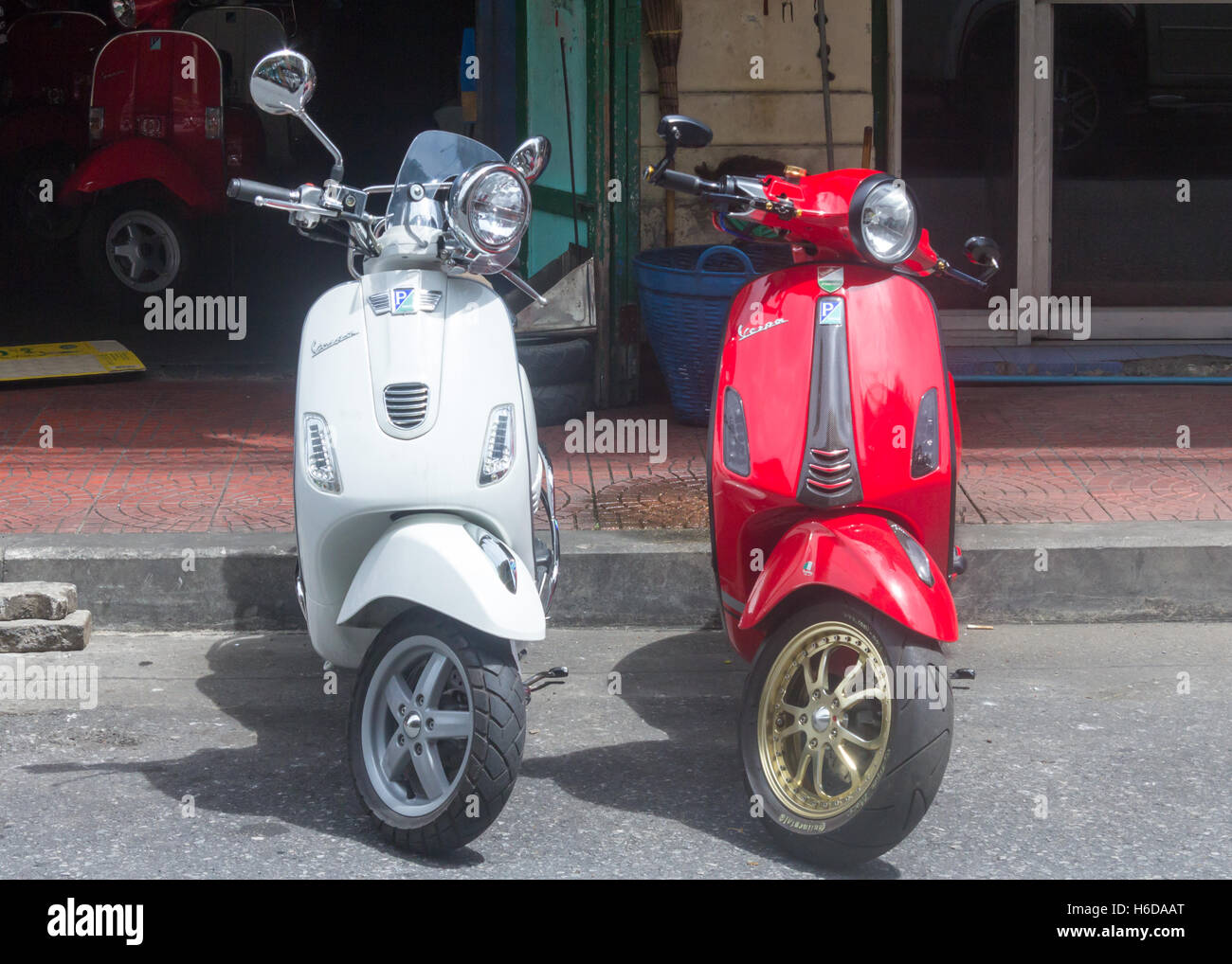 Red and white vespa immagini e fotografie stock ad alta risoluzione - Alamy