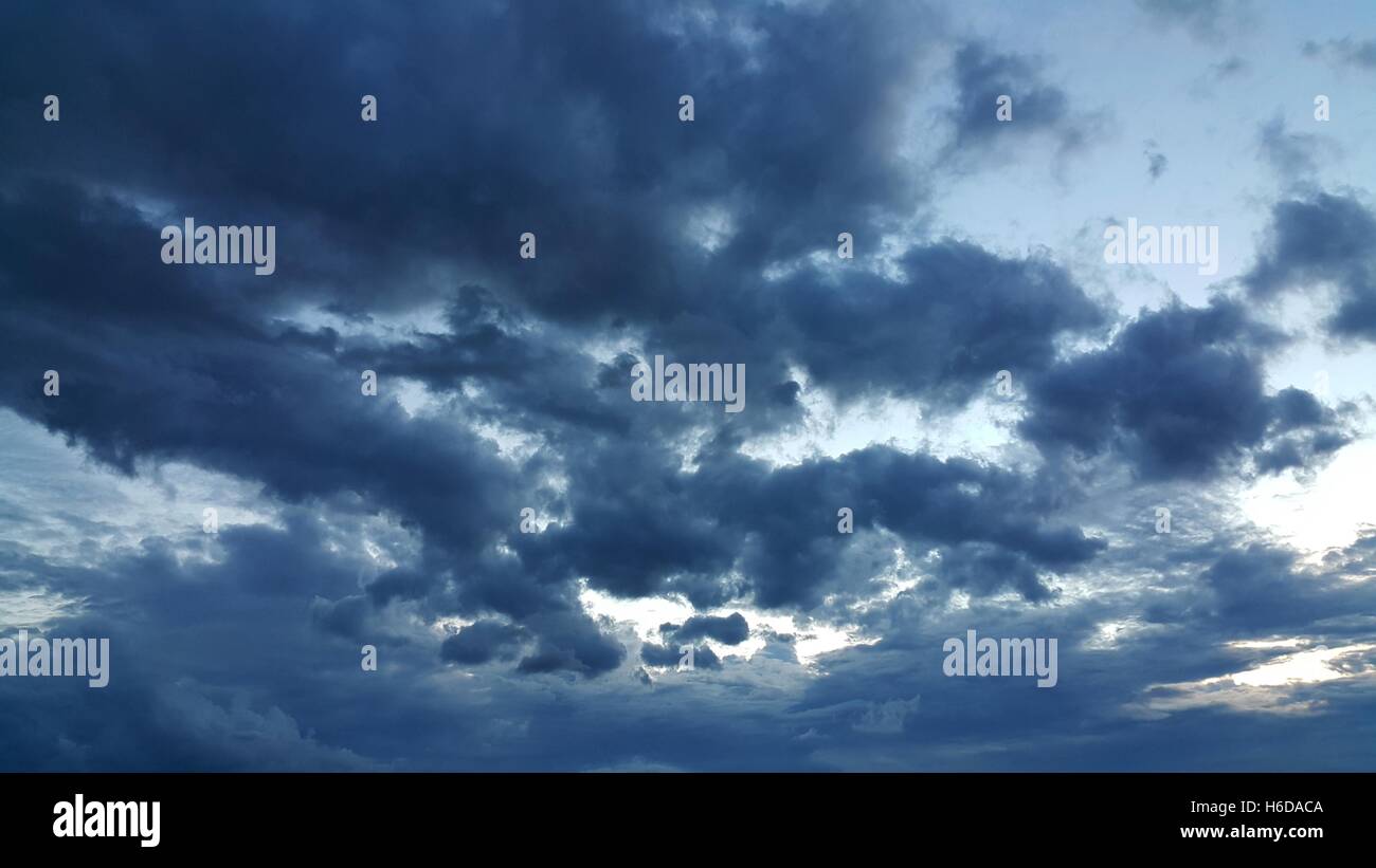 Cielo nuvoloso scuro nella stagione delle piogge Foto Stock
