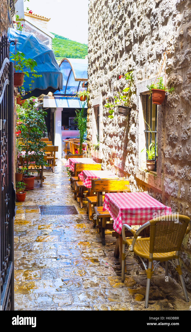 La street cafe si trova nella corsia stretta nella città vecchia di Budva, Montenegro. Foto Stock