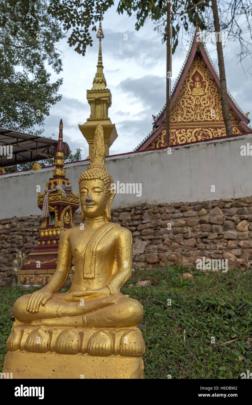 Statua di Buddha + tempio del villaggio di stupa, Muang la, popolo khmu/Khamu, provincia di Oudomxay, Laos Foto Stock