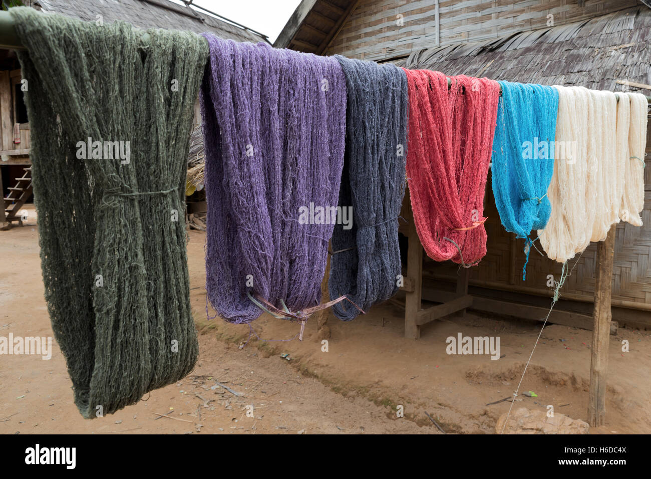 Filati usati per produrre tessuti, essiccamento ad aria, tribù di collina di Khmu/Khamu, Jam di Ban SOP (aka Jam di SOP), un villaggio di Lao, fiume di Nam ou, provincia di Oudomxay, Laos Foto Stock