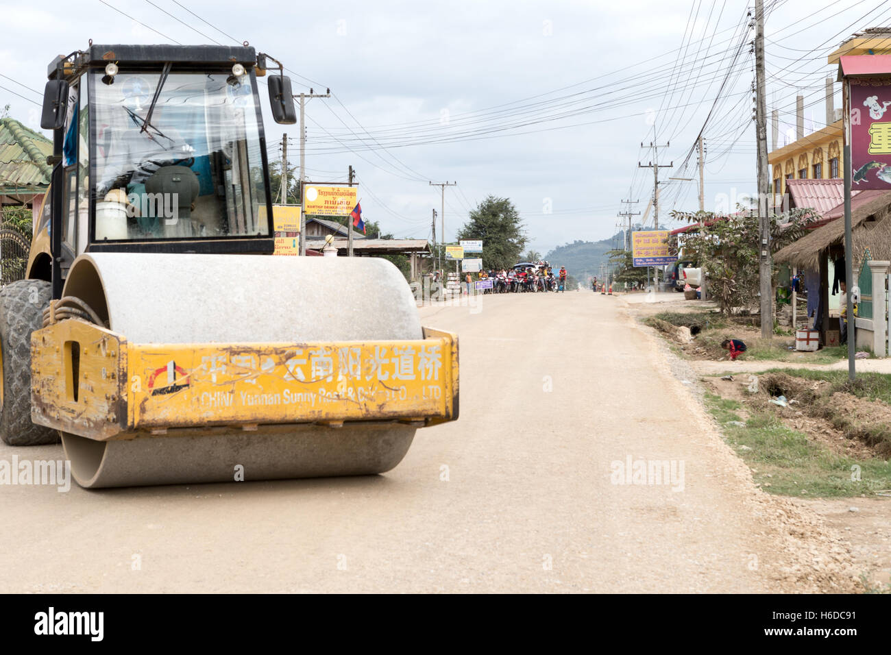 Ingorgo a causa di lavori stradali, N13, fuori Nanthoun, vicino a Pakmong, Laos Foto Stock