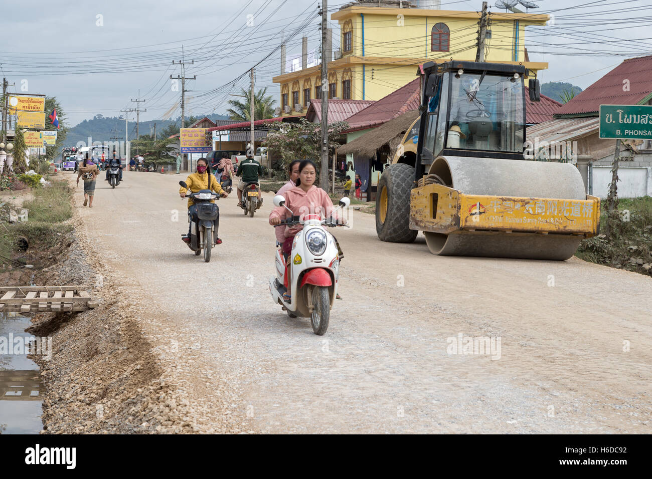 Ingorgo a causa di lavori stradali, N13, fuori Nanthoun, vicino a Pakmong, Laos Foto Stock