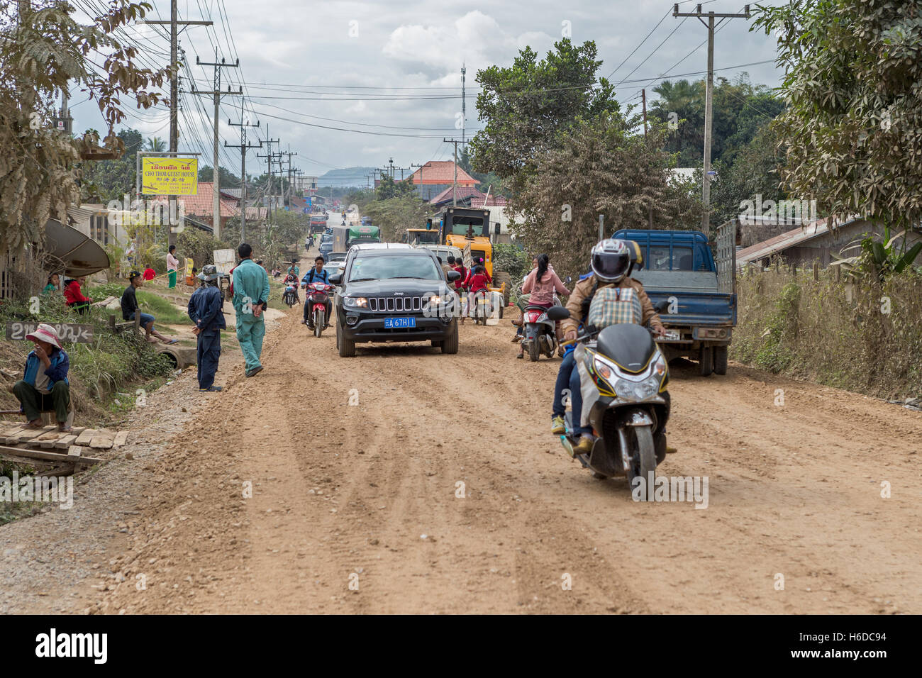 Ingorgo a causa di lavori stradali, N13, fuori Nanthoun, vicino a Pakmong, Laos Foto Stock