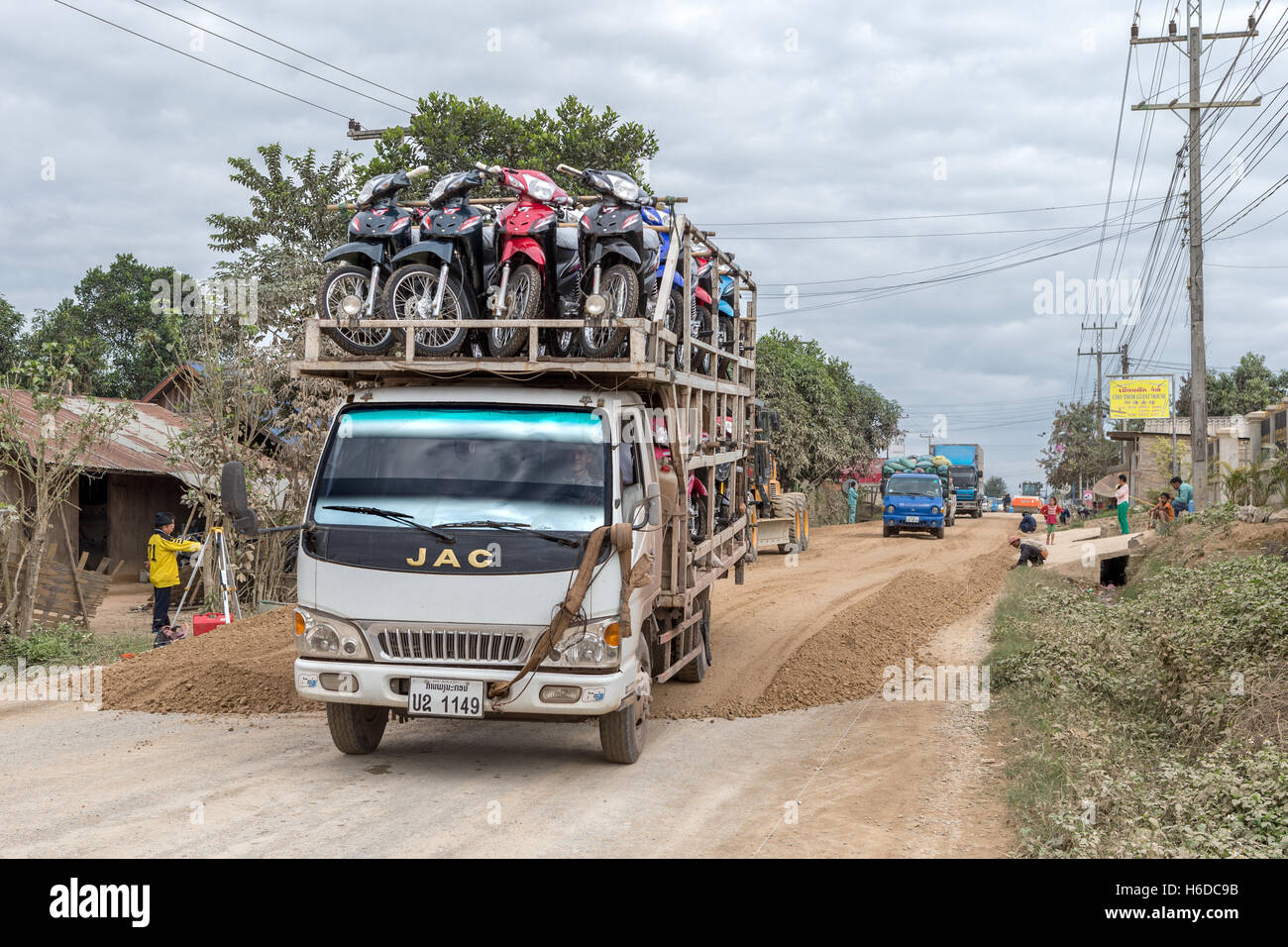 Ingorgo a causa di lavori stradali, N13, fuori Nanthoun, vicino a Pakmong, Laos Foto Stock