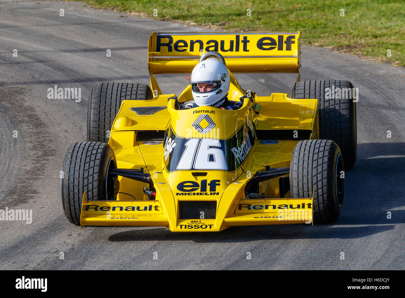 1977 Renault RS01 F1 driver con René Arnoux al 2016 Goodwood Festival of Speed, Sussex, Regno Unito Foto Stock