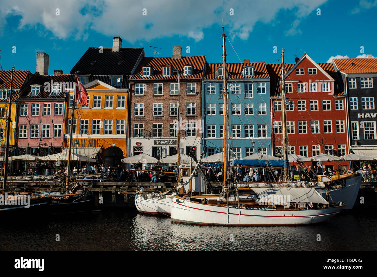 Case colorate a Copenhagen, in Danimarca con le barche e i montanti con pareti multicolori Foto Stock