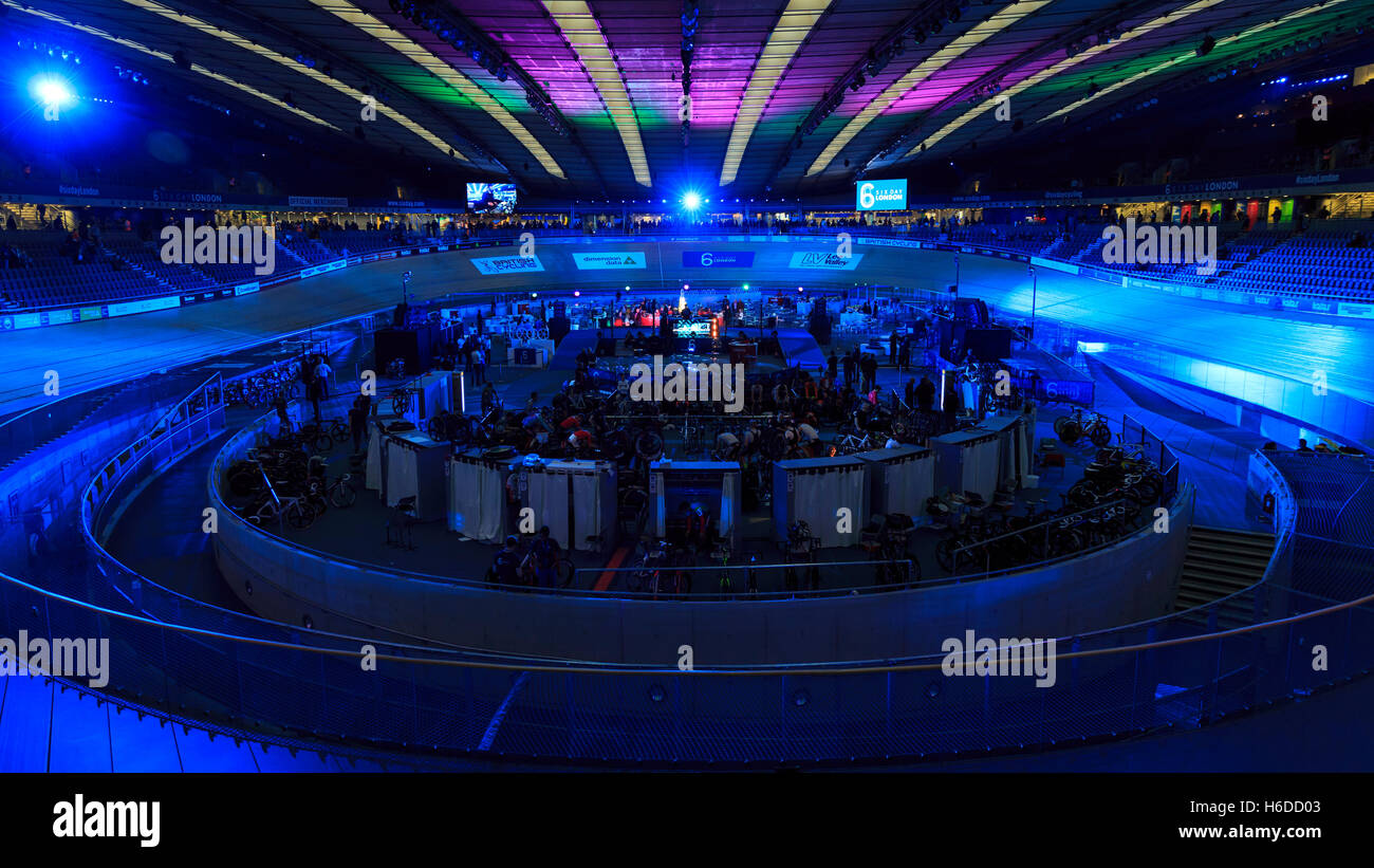 Lee Valley VeloPark, Londra, UK, 26 ottobre 2016. Seconda giornata di Sei Giorni per Londra. Il velodromo olimpico prima di iniziare il giorno due dei sei giorni di gara ciclistica centrata intorno al Madison. Questo sarà l'ultimo evento che Wiggins compete in NEL REGNO UNITO. Foto Stock