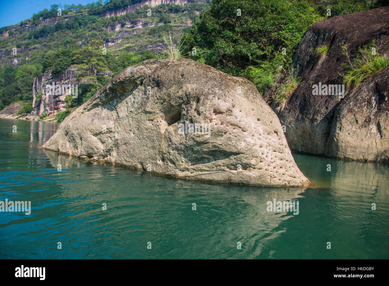 Nanping, Nanping, Cina. Xix Sep, 2016. Nanping, CINA-Settembre 19 2016: (solo uso editoriale. Cina OUT) Scenario di nove flusso di torsione in Wuyi Mountain, Nanping, a sud-est della Cina di provincia del Fujian, Settembre 19th, 2016. I nove Twist Stream, noto anche come flusso di Jiuqu, è famosa per la corrente di avvolgimento. © SIPA Asia/ZUMA filo/Alamy Live News Foto Stock