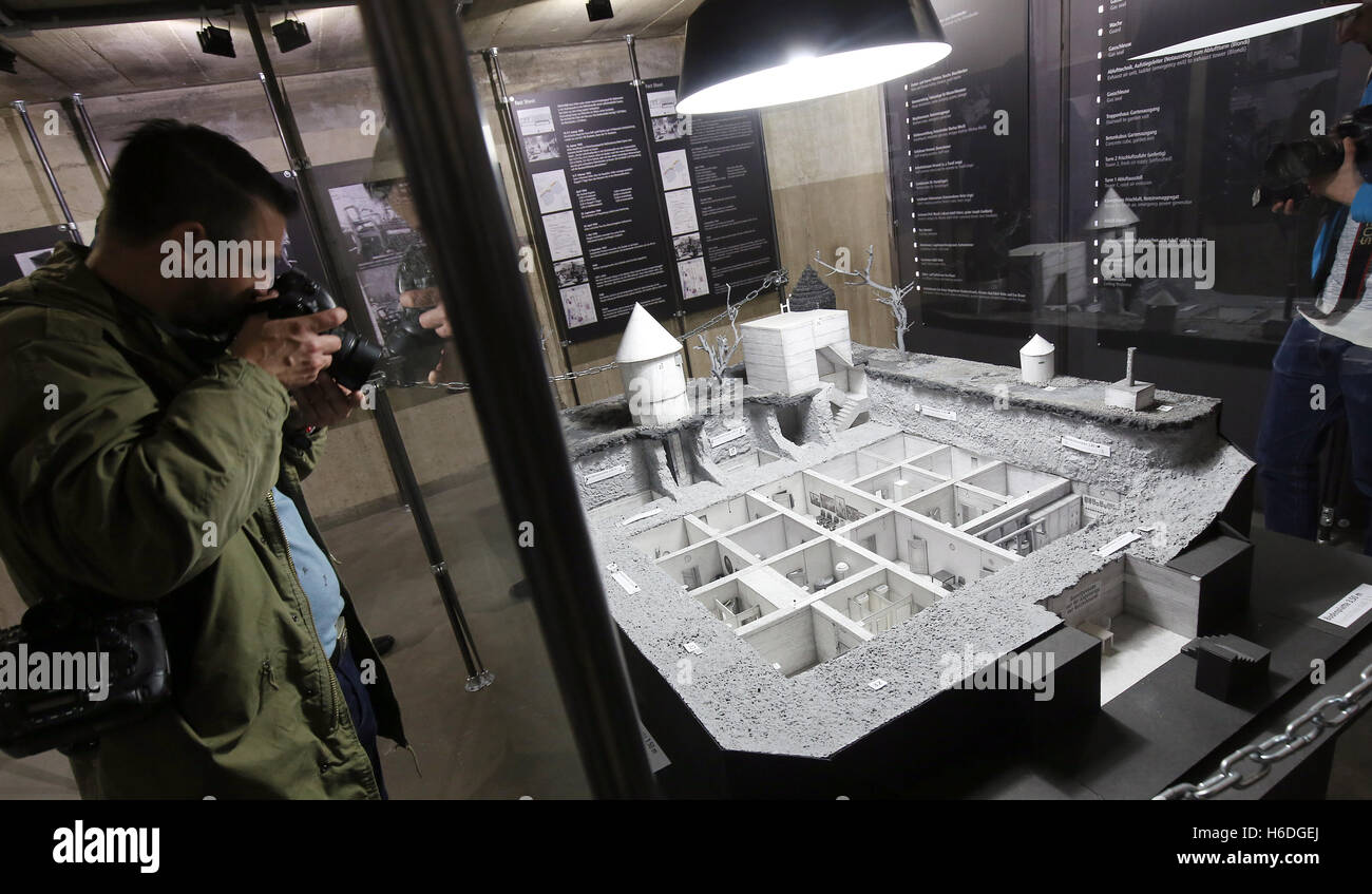 Berlino, Germania. 27 ott 2016. I giornalisti guardando la mostra durante la mostra apertura del 'Dokumentation Fuehrerbunker" dell'associazione Historiale a Berlino, Germania, 27 ottobre 2016. Centro della nuova Fiera è un modello della Fuehrerbunker costruito nel 1934, come pure una replica dell'ufficio di Adolf Hitler. Foto: WOLFGANG KUMM/dpa/Alamy Live News Foto Stock
