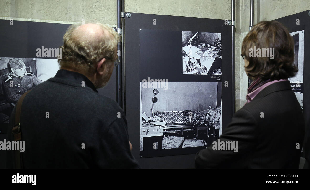 Berlino, Germania. 27 ott 2016. I giornalisti guardando la mostra durante la mostra apertura del 'Dokumentation Fuehrerbunker" dell'associazione Historiale a Berlino, Germania, 27 ottobre 2016. Centro della nuova Fiera è un modello della Fuehrerbunker costruito nel 1934, come pure una replica dell'ufficio di Adolf Hitler. Foto: WOLFGANG KUMM/dpa/Alamy Live News Foto Stock