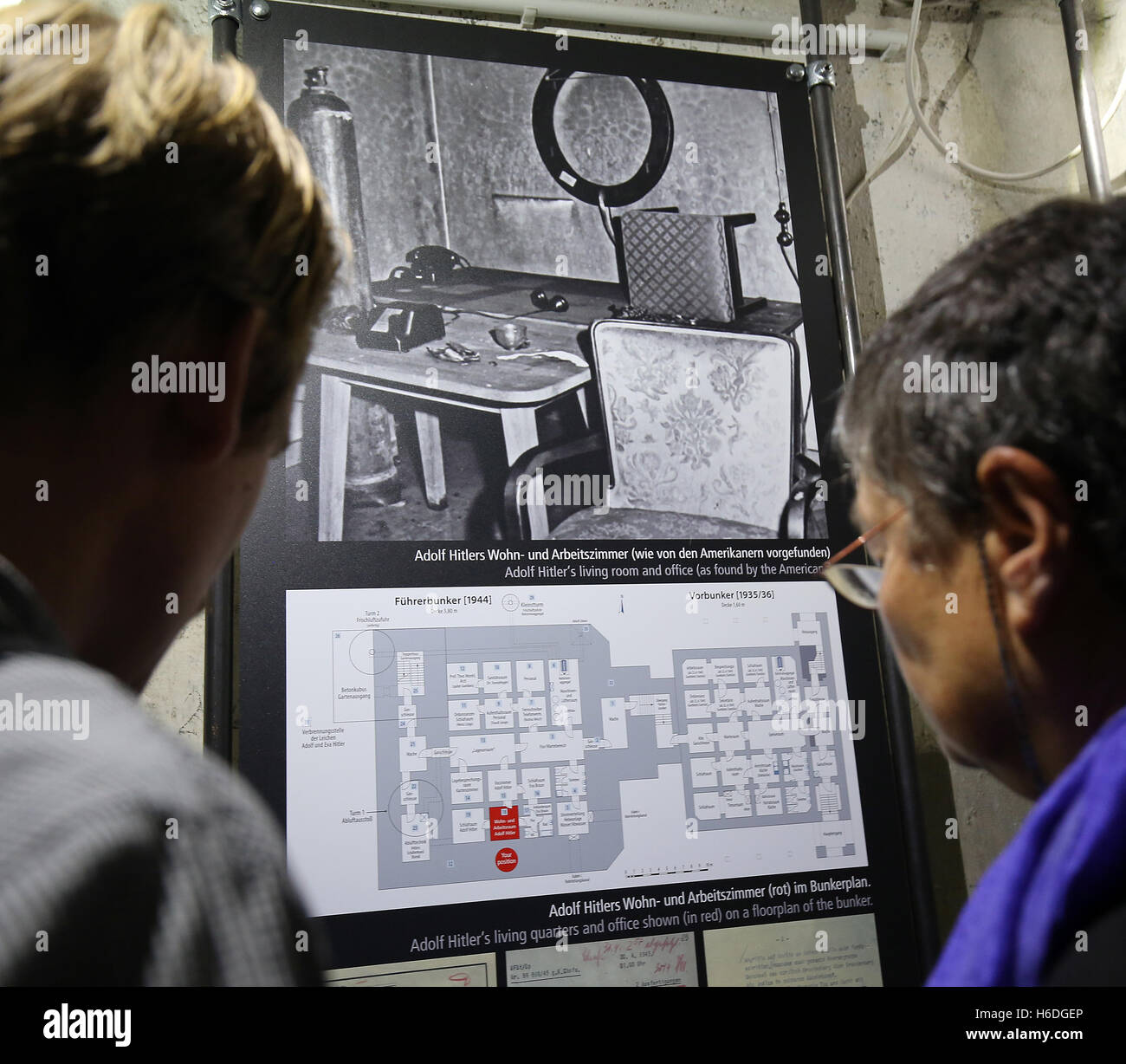 Berlino, Germania. 27 ott 2016. I giornalisti guardando la mostra durante la mostra apertura del 'Dokumentation Fuehrerbunker" dell'associazione Historiale a Berlino, Germania, 27 ottobre 2016. Centro della nuova Fiera è un modello della Fuehrerbunker costruito nel 1934, come pure una replica dell'ufficio di Adolf Hitler. Foto: WOLFGANG KUMM/dpa/Alamy Live News Foto Stock