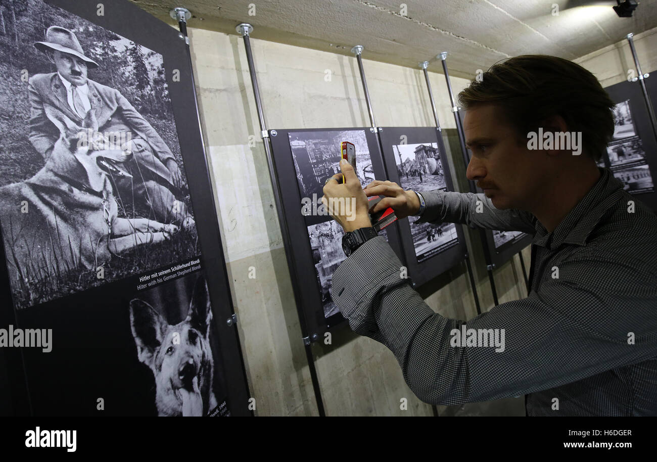 Berlino, Germania. 27 ott 2016. I giornalisti guardando la mostra durante la mostra apertura del 'Dokumentation Fuehrerbunker" dell'associazione Historiale a Berlino, Germania, 27 ottobre 2016. Centro della nuova Fiera è un modello della Fuehrerbunker costruito nel 1934, come pure una replica dell'ufficio di Adolf Hitler. Foto: WOLFGANG KUMM/dpa/Alamy Live News Foto Stock