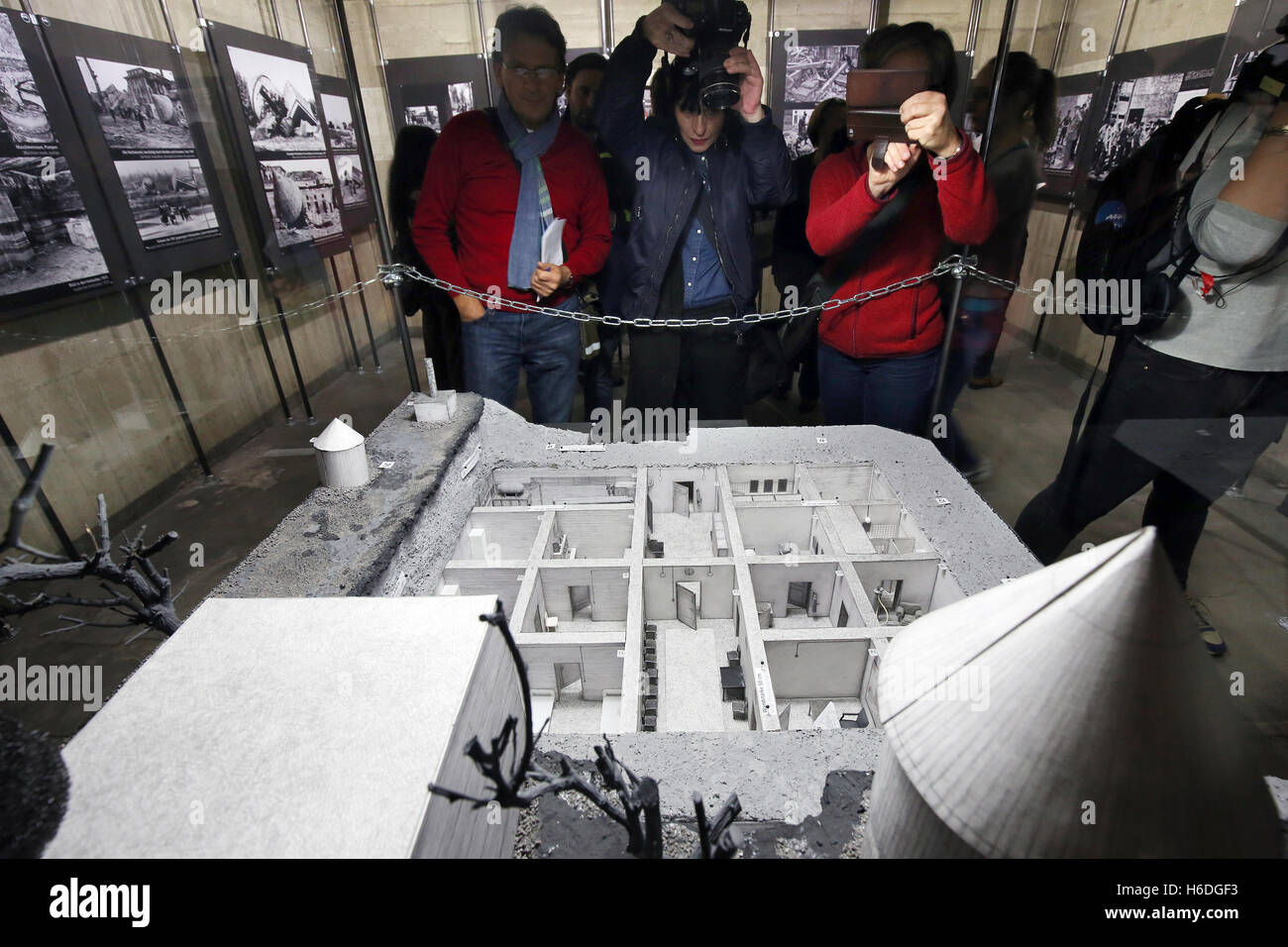 Berlino, Germania. 27 ott 2016. I giornalisti guardando la mostra durante la mostra apertura del 'Dokumentation Fuehrerbunker" dell'associazione Historiale a Berlino, Germania, 27 ottobre 2016. Centro della nuova Fiera è un modello della Fuehrerbunker costruito nel 1934, come pure una replica dell'ufficio di Adolf Hitler. Foto: WOLFGANG KUMM/dpa/Alamy Live News Foto Stock