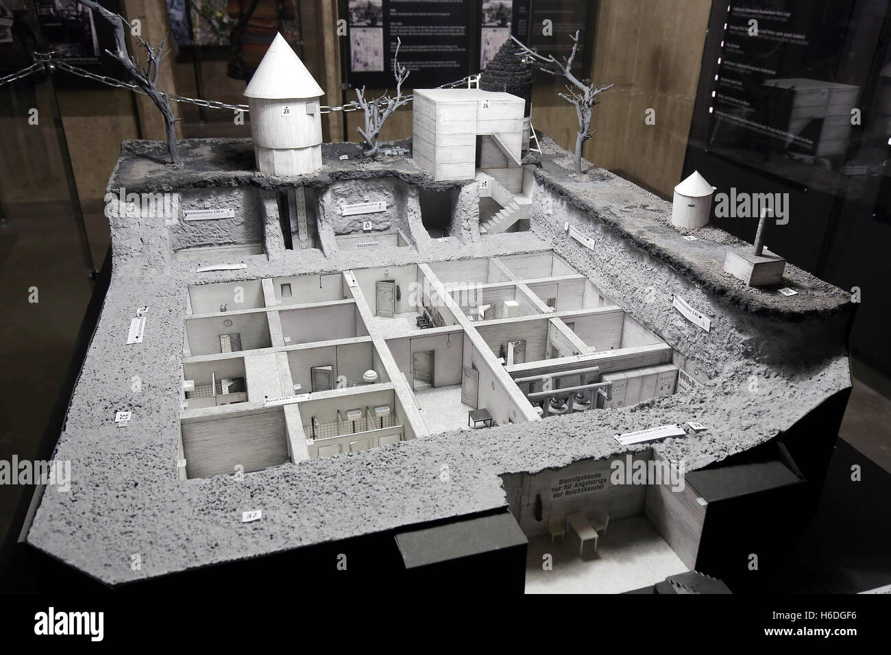 Berlino, Germania. 27 ott 2016. Vista della mostra durante la mostra apertura del 'Dokumentation Fuehrerbunker" dell'associazione Historiale a Berlino, Germania, 27 ottobre 2016. Centro della nuova Fiera è un modello della Fuehrerbunker costruito nel 1934, come pure una replica dell'ufficio di Adolf Hitler. Foto: WOLFGANG KUMM/dpa/Alamy Live News Foto Stock