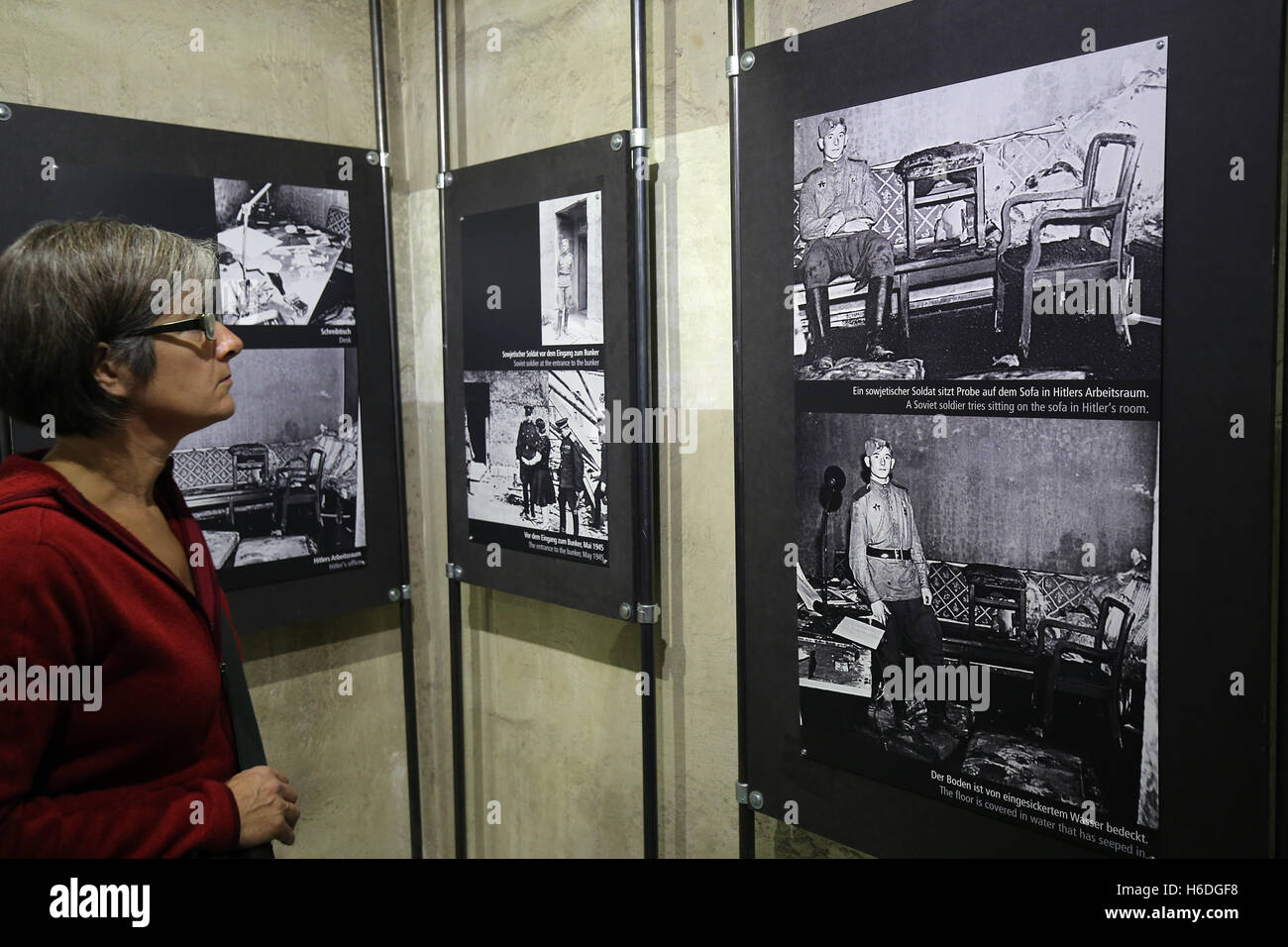 Berlino, Germania. 27 ott 2016. I giornalisti guardando la mostra durante la mostra apertura del 'Dokumentation Fuehrerbunker" dell'associazione Historiale a Berlino, Germania, 27 ottobre 2016. Centro della nuova Fiera è un modello della Fuehrerbunker costruito nel 1934, come pure una replica dell'ufficio di Adolf Hitler. Foto: WOLFGANG KUMM/dpa/Alamy Live News Foto Stock