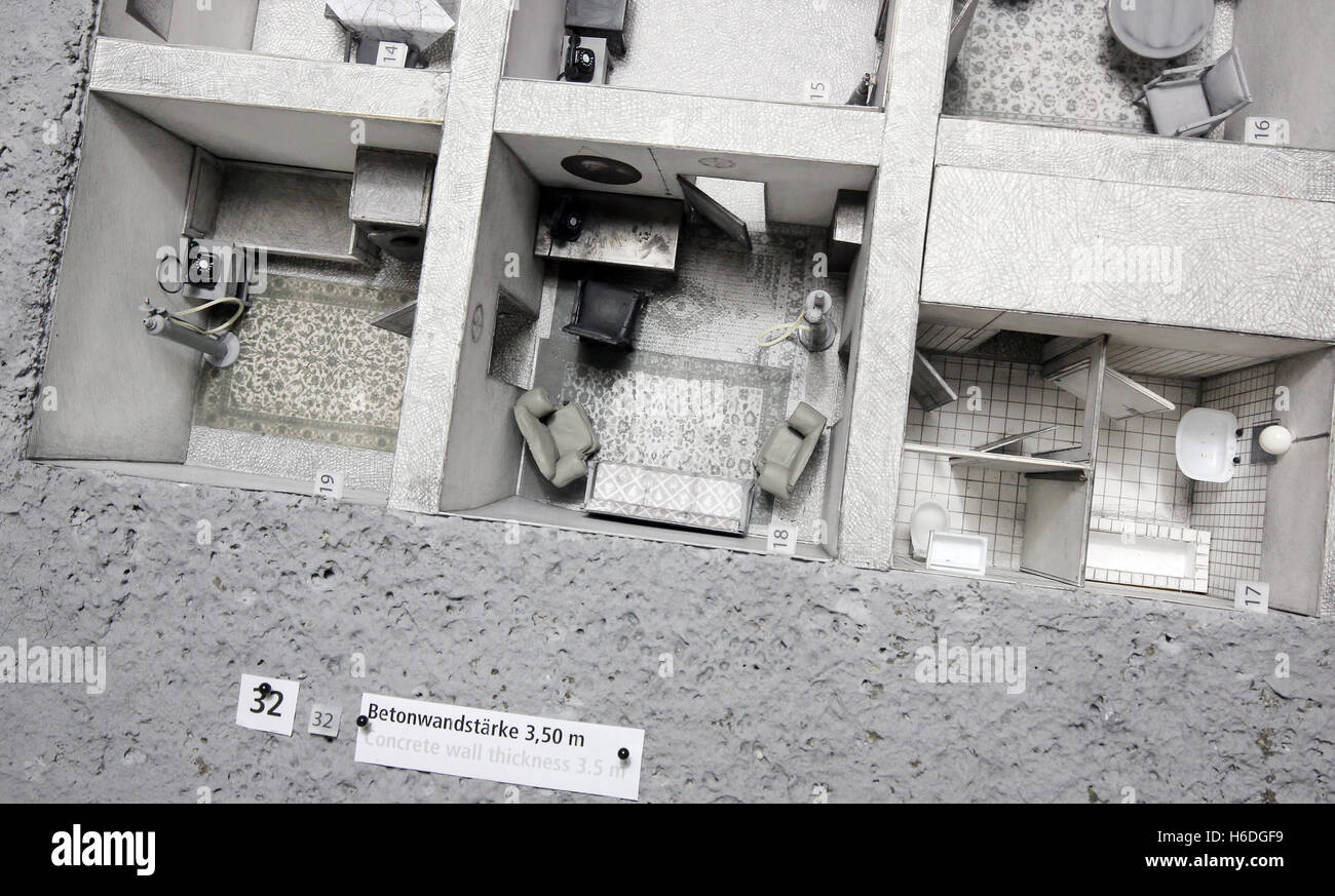 Berlino, Germania. 27 ott 2016. Vista della mostra durante la mostra apertura del 'Dokumentation Fuehrerbunker" dell'associazione Historiale a Berlino, Germania, 27 ottobre 2016. Centro della nuova Fiera è un modello della Fuehrerbunker costruito nel 1934, come pure una replica dell'ufficio di Adolf Hitler. Foto: WOLFGANG KUMM/dpa/Alamy Live News Foto Stock