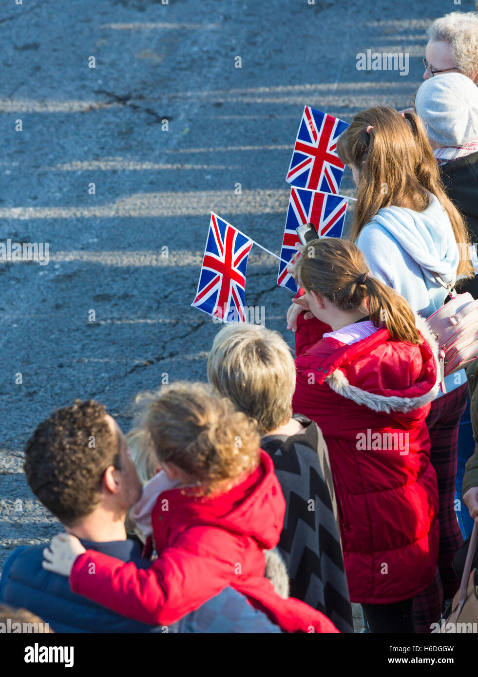 Dorchester Dorset, Regno Unito. Il 27 ottobre 2016. Royal sostenitori attendere fuori Dorchester South stazione ferroviaria per l'arrivo del Royal Party sul treno reale (di Sua Maestà la Regina accompagnata da Prince Philip Charles, Principe di Galles e Camilla Duchessa di Cornovaglia) prima di andare a credito Poundbury: Carolyn Jenkins/Alamy Live News Foto Stock