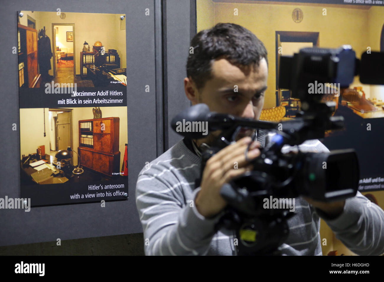Berlino, Germania. 27 ott 2016. I giornalisti guardando la mostra durante la mostra apertura del 'Dokumentation Fuehrerbunker" dell'associazione Historiale a Berlino, Germania, 27 ottobre 2016. Centro della nuova Fiera è un modello della Fuehrerbunker costruito nel 1934, come pure una replica dell'ufficio di Adolf Hitler. Foto: WOLFGANG KUMM/dpa/Alamy Live News Foto Stock