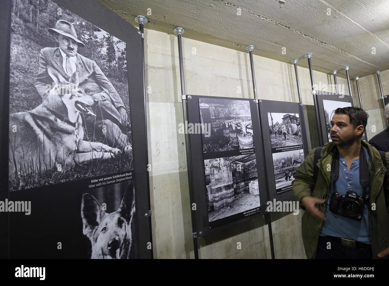 Berlino, Germania. 27 ott 2016. I giornalisti guardando la mostra durante la mostra apertura del 'Dokumentation Fuehrerbunker" dell'associazione Historiale a Berlino, Germania, 27 ottobre 2016. Centro della nuova Fiera è un modello della Fuehrerbunker costruito nel 1934, come pure una replica dell'ufficio di Adolf Hitler. Foto: WOLFGANG KUMM/dpa/Alamy Live News Foto Stock