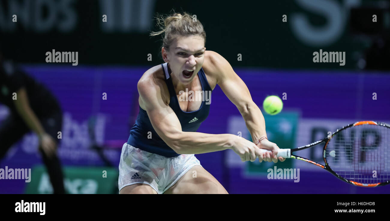 Singapore indoor stadium, Singapore. 27 ottobre, 2016. BNP Paribas WTA finals Women Tennis Association .Romanian player Simona Halep in azione durante il suo secondo round robin match vs lettore slovacca Dominica Cibulkova Credito: Yan Lerval/Alamy Live News Foto Stock