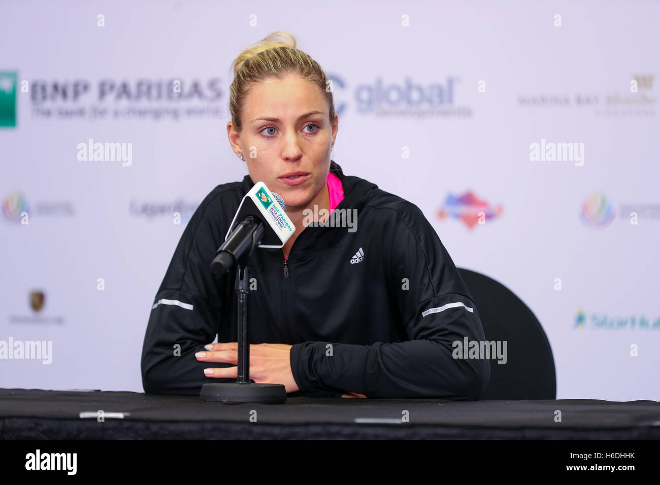 Singapore indoor stadium, Singapore. 27 ottobre, 2016. BNP Paribas WTA finals Women Tennis Association .Angelique Kerber alla conferenza stampa dopo la sua vittoria contro i tasti di Madison Credito: Yan Lerval/Alamy Live News Foto Stock