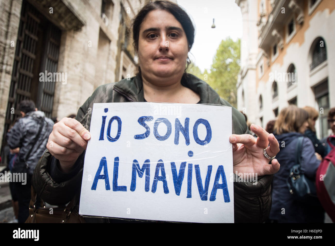 Roma, Italia. Il 27 ottobre 2016. Protesta a Roma call center Almaviva i lavoratori di fronte al Ministero dello Sviluppo Economico contro la decisione della società di chiudere gli uffici di Roma e Napoli con il conseguente licenziamento di 2,511 lavoratori uomini e donne, nella foto la protesta dei lavoratori Almaviva Credito: Andrea Ronchini/Alamy Live News Foto Stock