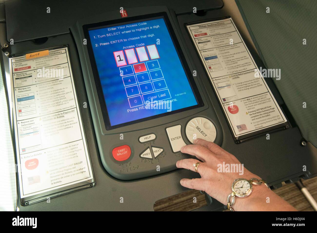 Un giudice controlli un voto eSlate macchina ad un voto anticipato ubicazione in città Karnes Texas Foto Stock