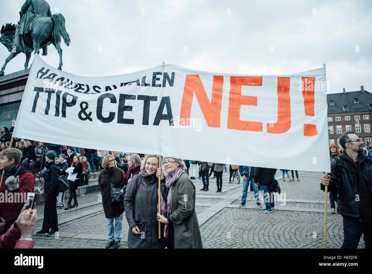 Danimarca, Copenaghen, 27 ottobre 2016. Migliaia di manifestanti prendere le strade nel centro di Copenhagen e rally contro il controverso accordi di libero scambio TTIP e CETA. Credito: Alberto Grasso/Alamy Live News Foto Stock