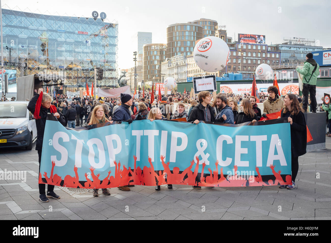 Danimarca, Copenaghen, 27 ottobre 2016. Migliaia di manifestanti prendere le strade nel centro di Copenhagen e rally contro il controverso accordi di libero scambio TTIP e CETA. Credito: Alberto Grasso/Alamy Live News Foto Stock