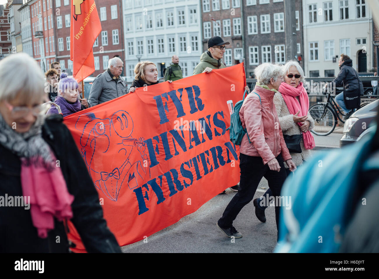 Danimarca, Copenaghen, 27 ottobre 2016. Migliaia di manifestanti prendere le strade nel centro di Copenhagen e rally contro il controverso accordi di libero scambio TTIP e CETA. Credito: Alberto Grasso/Alamy Live News Foto Stock