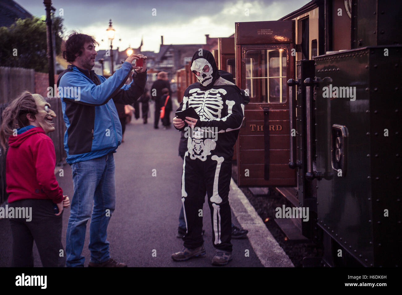 Aberystwyth, Wales, Regno Unito. 27 ottobre, 2016. Persone in Halloween abiti fantasiosi costumi di salire a bordo della Valle di Rheidol a scartamento ridotto ferrovie a vapore "Halloween" speciale treno a Aberystwyth stazione ferroviaria. Credito: keith morris/Alamy Live News Foto Stock