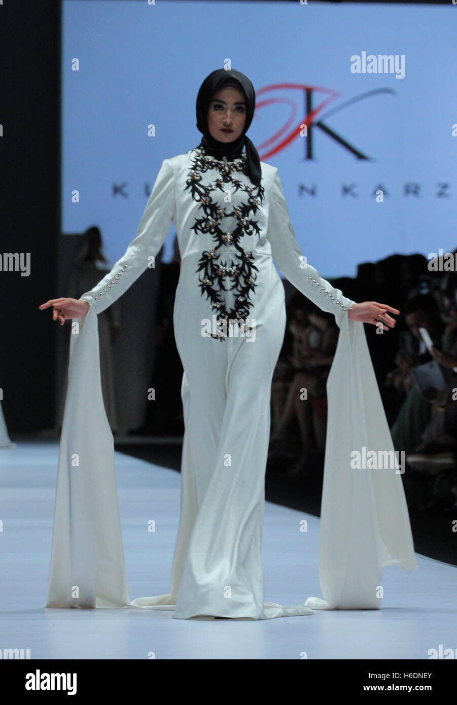Jakarta, Indonesia. 27 ott 2016. Karzai Kursien design lavoro Hijab fashion show in Jakarta Fashion Week 2017 Credit: Denny Pohan/ZUMA filo/Alamy Live News Foto Stock