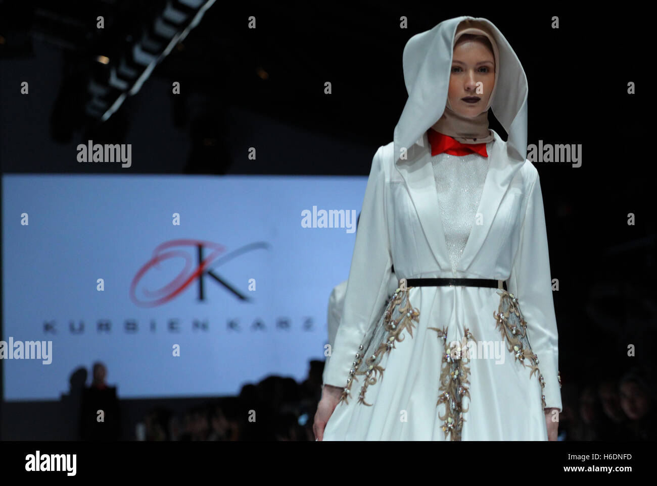 Jakarta, Indonesia. 27 ott 2016. Karzai Kursien design lavoro Hijab fashion show in Jakarta Fashion Week 2017 Credit: Denny Pohan/ZUMA filo/Alamy Live News Foto Stock