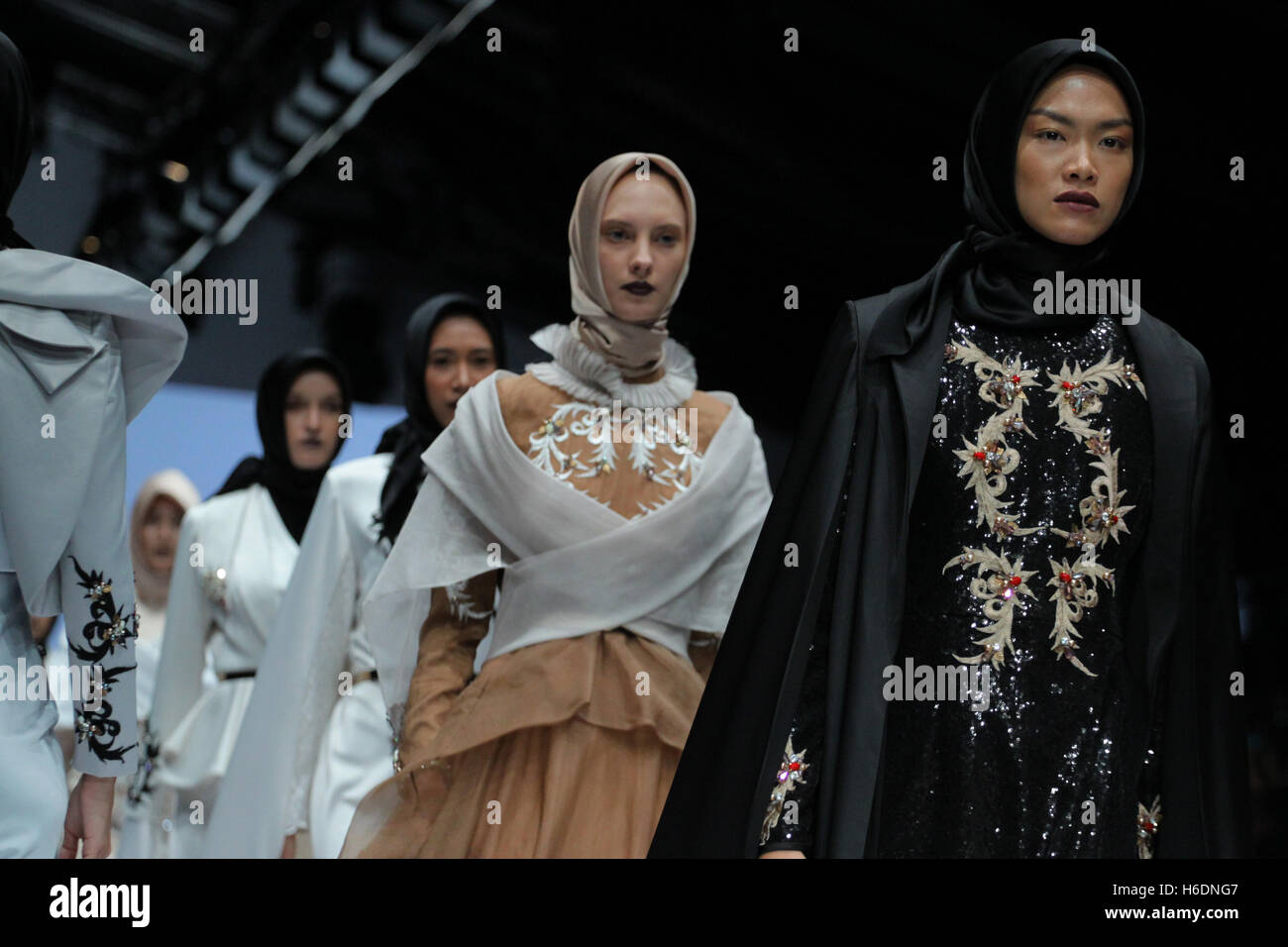 Jakarta, Indonesia. 27 ott 2016. Karzai Kursien design lavoro Hijab fashion show in Jakarta Fashion Week 2017 Credit: Denny Pohan/ZUMA filo/Alamy Live News Foto Stock