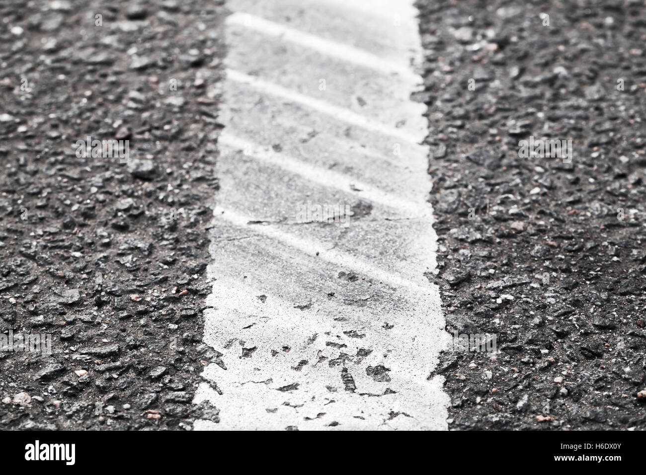 Bianco linea dividung con tracce di pneumatici, autostrada la segnaletica stradale. Abstract background di trasporto Foto Stock
