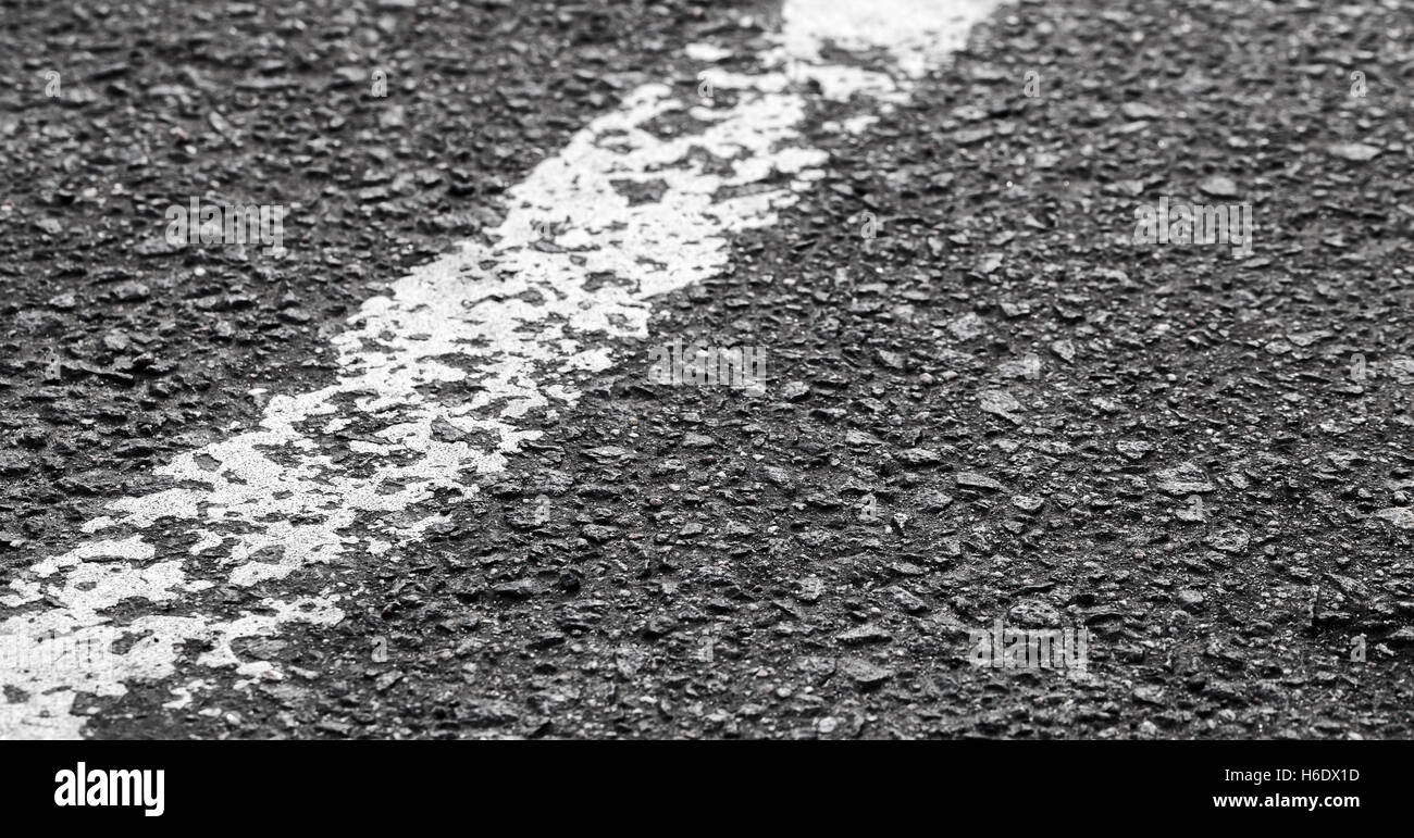 White linea di demarcazione su strada asfaltata, autostrada la segnaletica stradale. Abstract background di trasporto Foto Stock