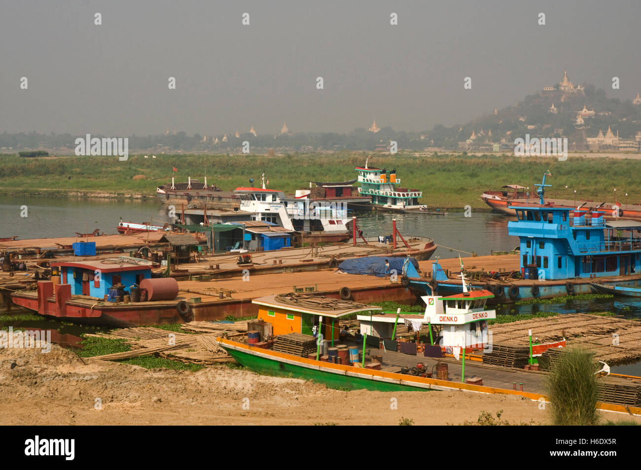ASIA, Myanmar (Birmania), Mandalay Ayeyarwaddy fiume, navi cisterna per il trasporto di petrolio in fase di atterraggio Foto Stock