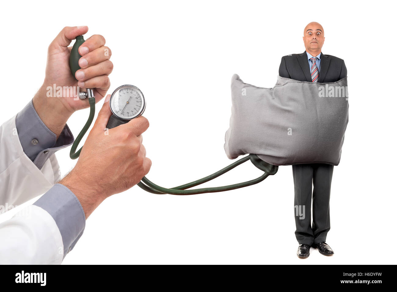 Imprenditore avvolto in una pressione del sangue che misura il dispositivo isolato in bianco Foto Stock