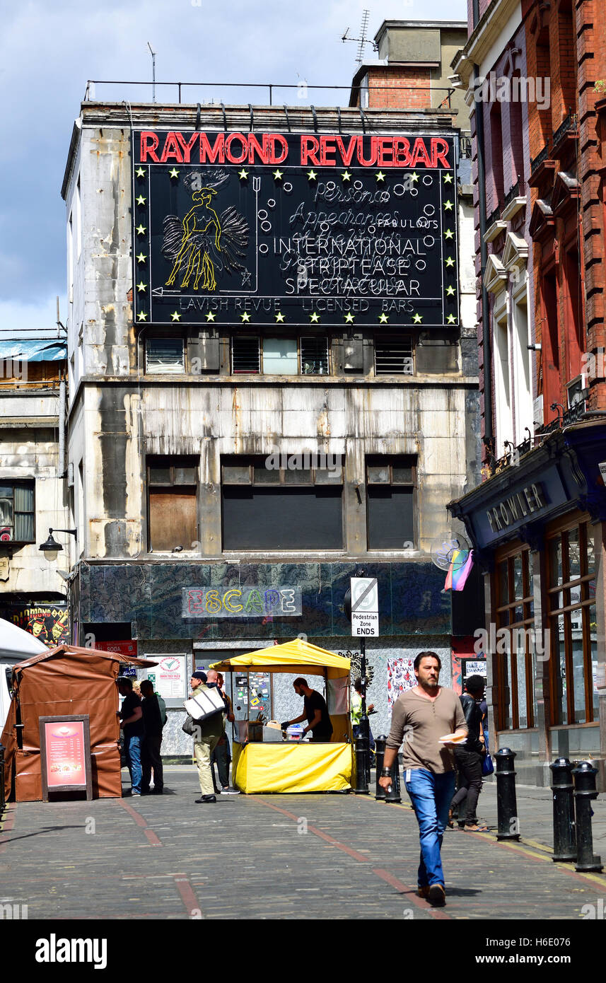 Londra, Inghilterra, Regno Unito. Raymond Revuebar nella Corte degli scuotipaglia, Soho Foto Stock