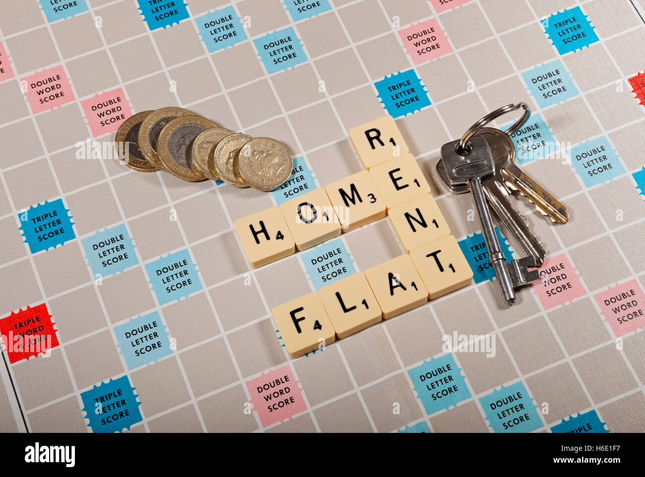 Scrabble Board and Tiles finance Money Concept Inghilterra Regno Unito Regno Unito Gran Bretagna Foto Stock