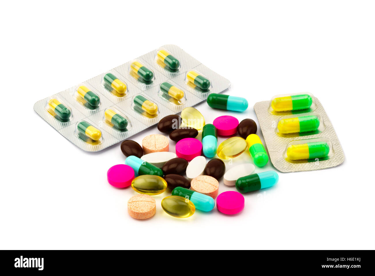 Pila di diverse pillole e capsule di medicina su sfondo bianco Foto Stock