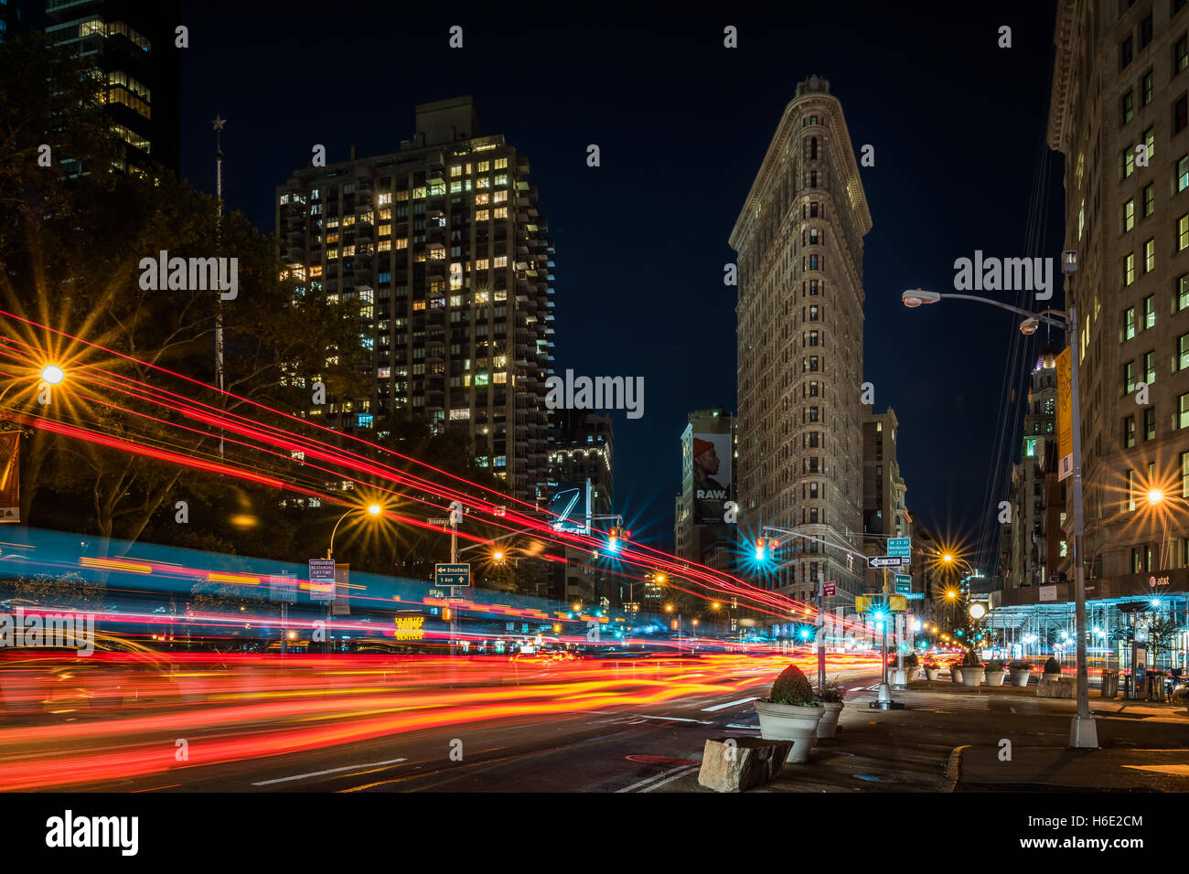 Una lunga esposizione shot cattura la singolare Flatiron Building di New York. Una delle più famose icone di NYC. Punto di riferimento di NYC Foto Stock