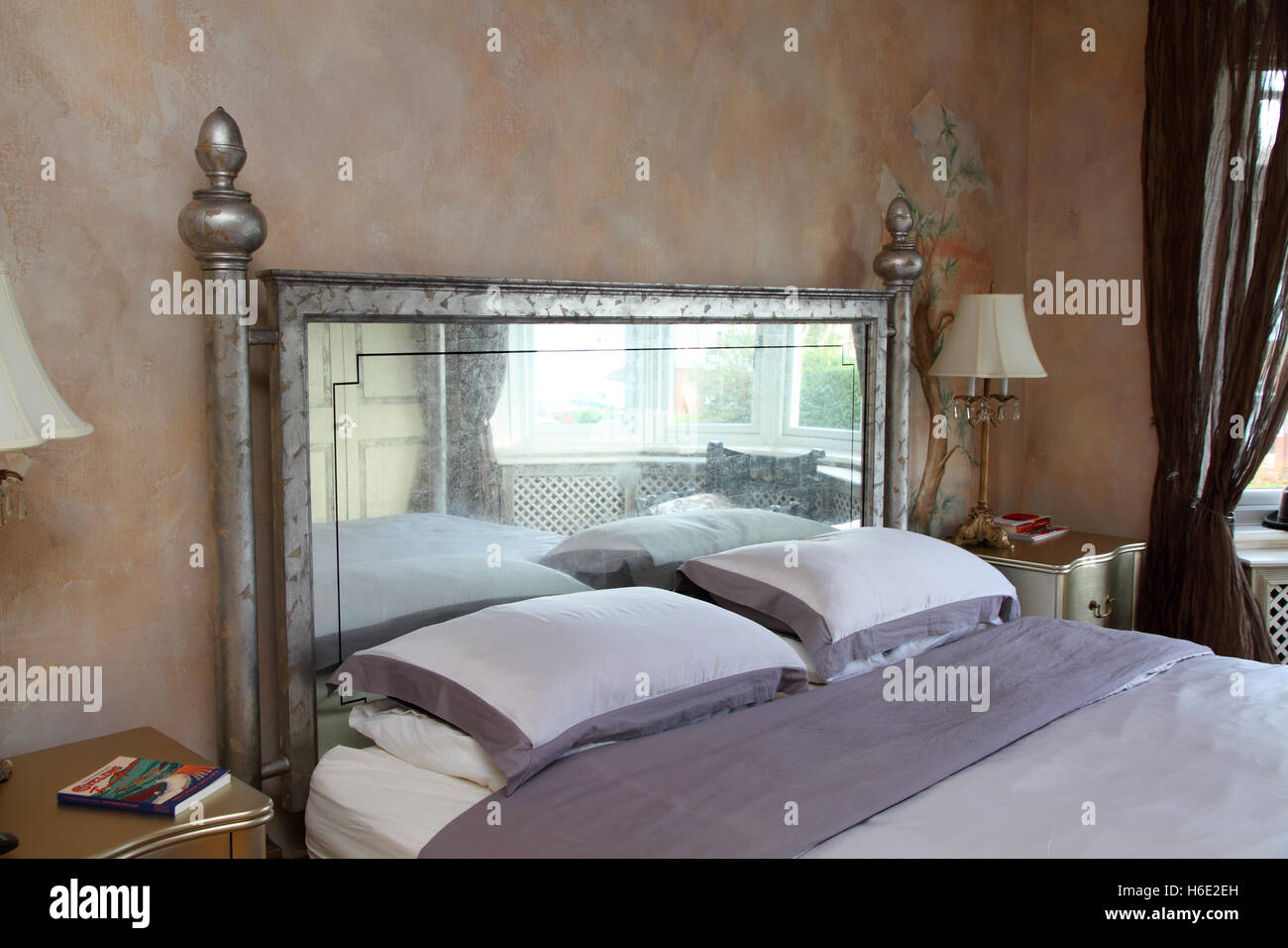 Camera da letto con ornati testiera con mirroring Foto Stock