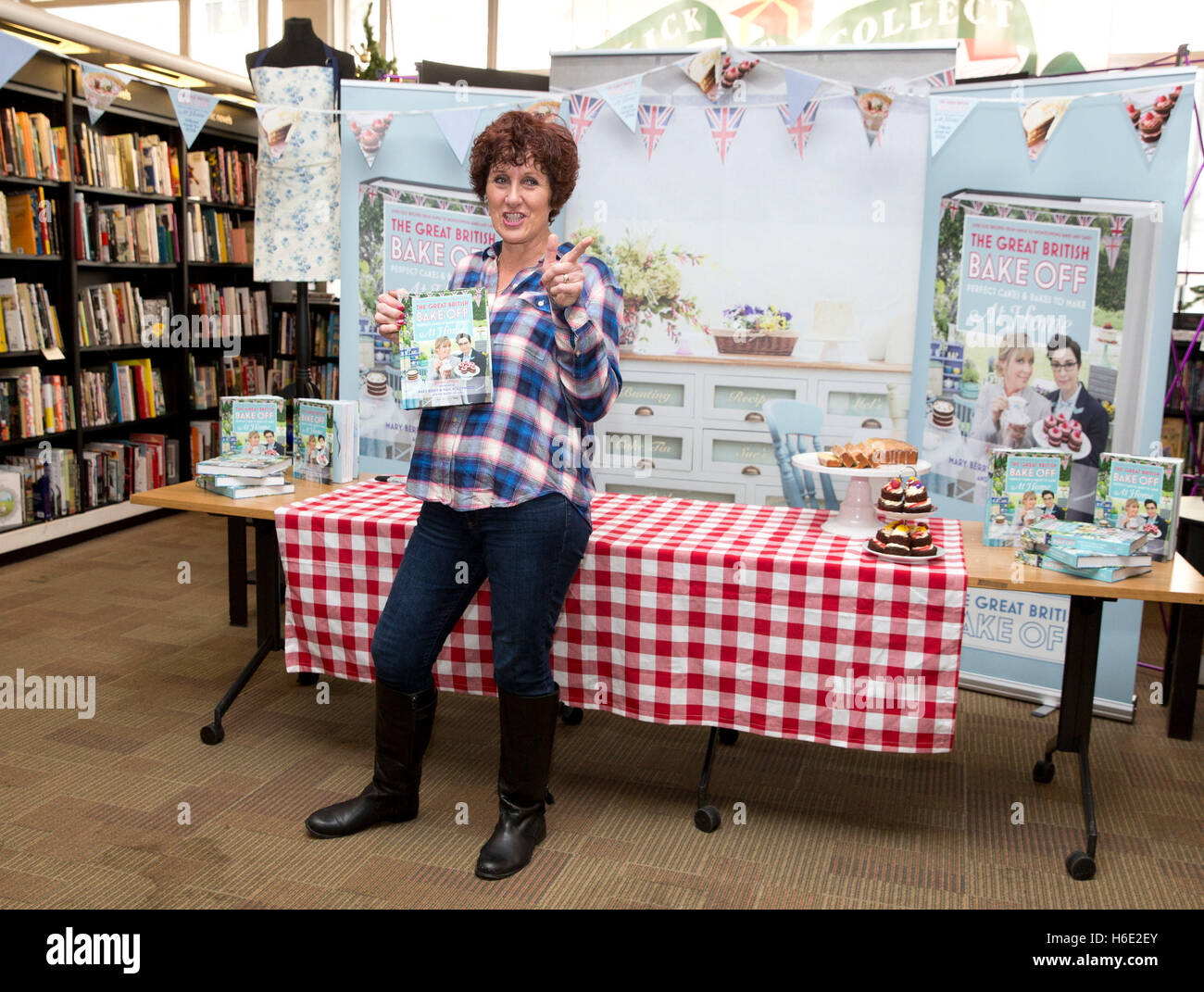 Jane Beda, finalista in questo decennio il grande British precotti, segni di copie del TV tie-in ricettario a Waterstones in Piccadilly, Londra. Foto Stock