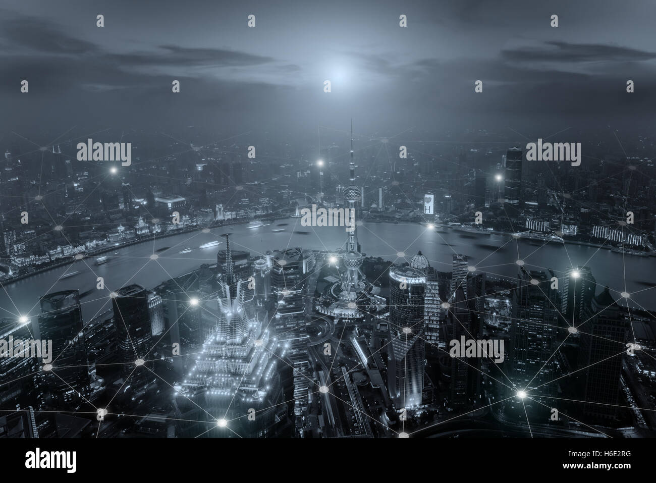 Smart city scape e la connessione di rete concetto, segnale wireless di internet nel business city. Connessione internet.social su lin Foto Stock