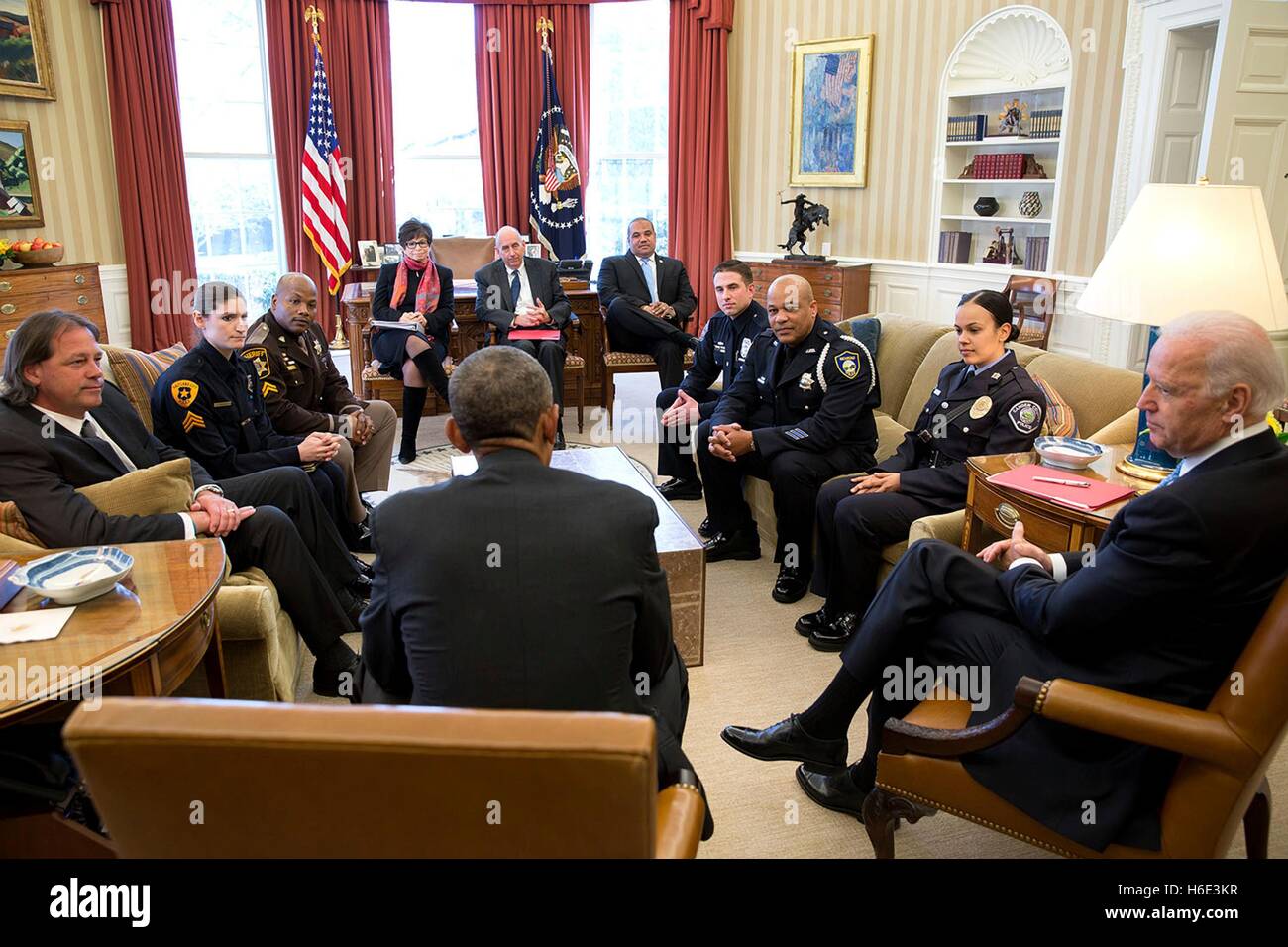 Stati Uniti Il presidente Barack Obama e il Vice Presidente Joe Biden soddisfare negli Stati Uniti con gli agenti di polizia in ufficio Ovale della Casa Bianca Febbraio 24, 2015 a Washington, DC. Foto Stock