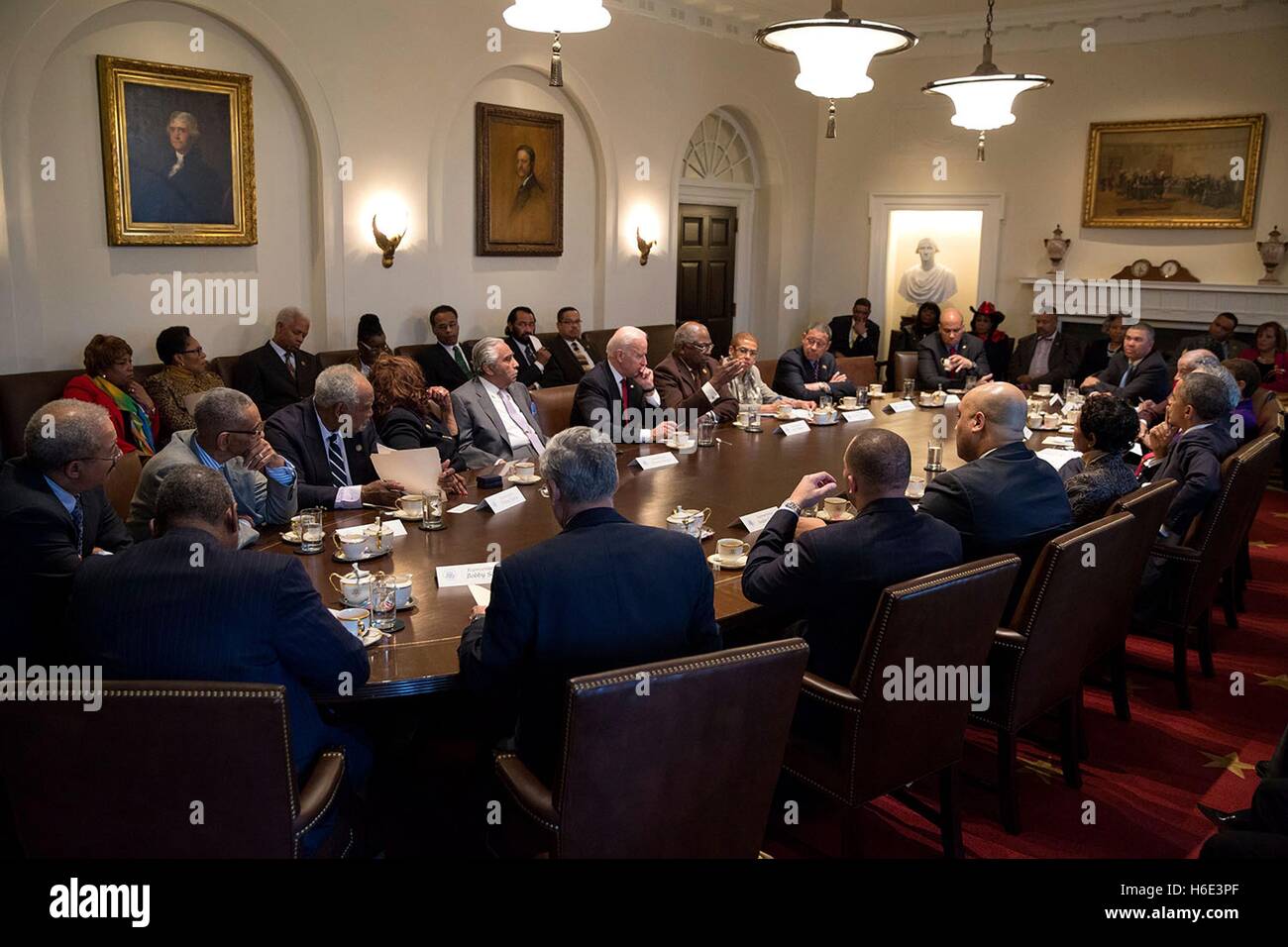 Stati Uniti Il presidente Barack Obama e il Vice Presidente Joe Biden si incontrano con la Congressional Caucus nero alla Casa Bianca Cabinet Room Febbraio 10, 2015 a Washington, DC. Foto Stock