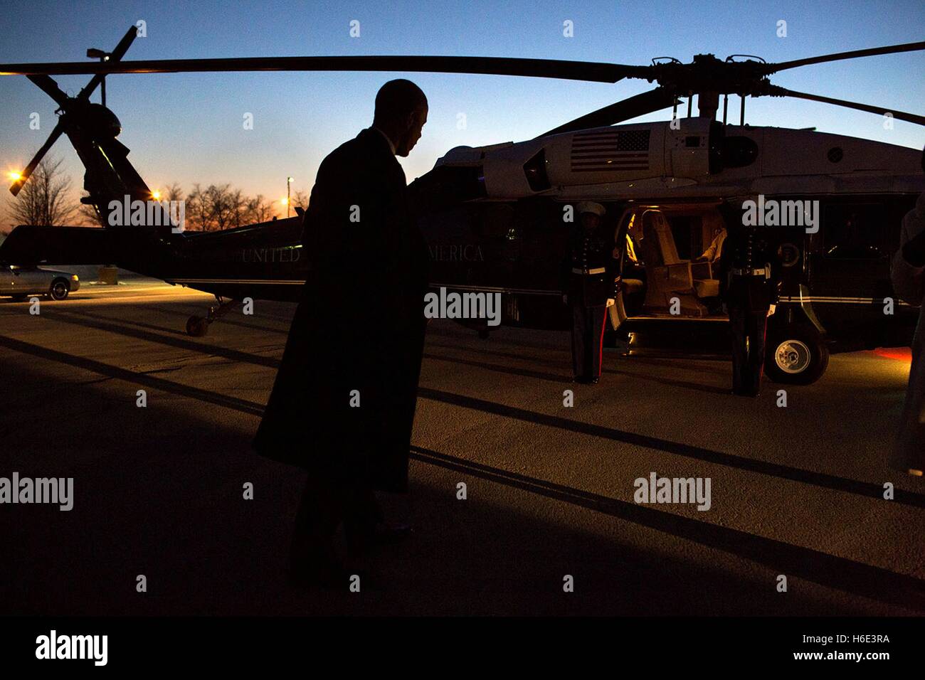 Stati Uniti Il presidente Barack Obama schede uno marino presso la speranza zona di atterraggio per la partenza per l'Aeroporto Internazionale Chicago O'Hare Febbraio 19, 2015 a Chicago, Illinois. Foto Stock